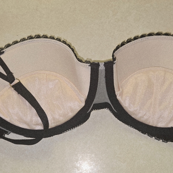 Jette Black Lace Balconette Bra with Floral Design - Picture 5 of 8